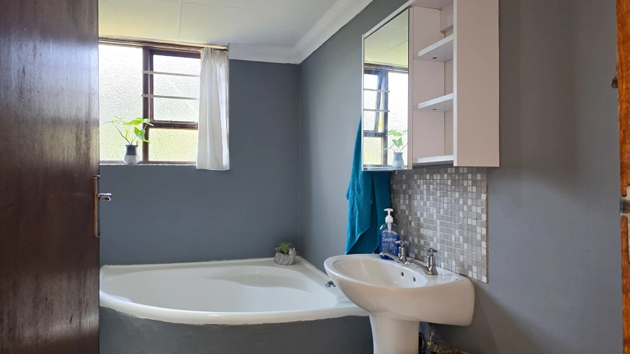 6 Bedroom Property for Sale in Cove Rock Eastern Cape